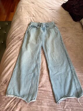 Hollister Low Rise Baggy Jeans Light Wash Raw Hem Women's Size 000 23 Short